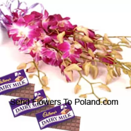 Прекрасный букет из розовых орхидей вместе с ассорти шоколадом Cadbury