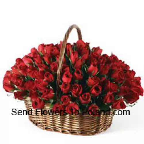 Um belo arranjo de 101 rosas vermelhas com complementos sazonais