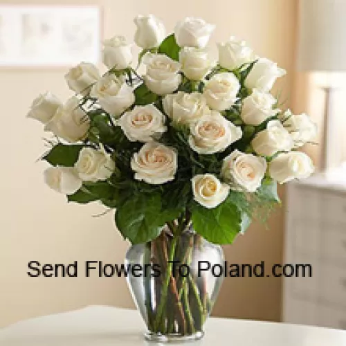 25朵白玫瑰配有一些蕨类植物放在玻璃花瓶中