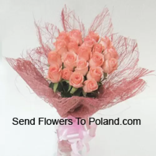 Um ramalhete de 21 rosas cor-de-rosa com complementos sazonais