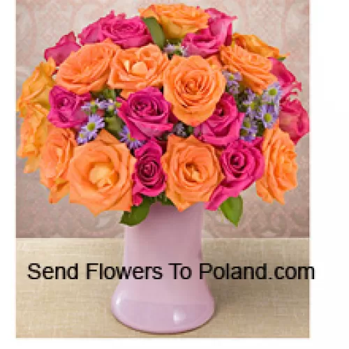 15朵粉色和10朵橙色玫瑰，配有季节性的填充物，放在玻璃花瓶里