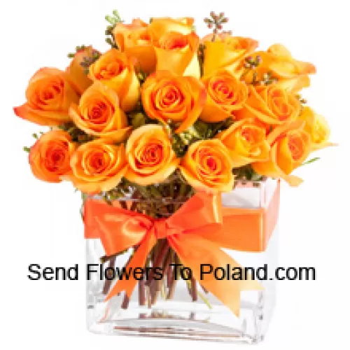 25朵橙色玫瑰，配有一些蕨类植物，放在玻璃花瓶中