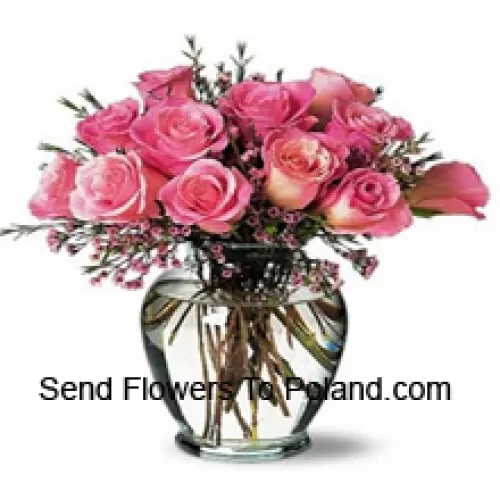 11 розовых роз с папоротниками в вазе