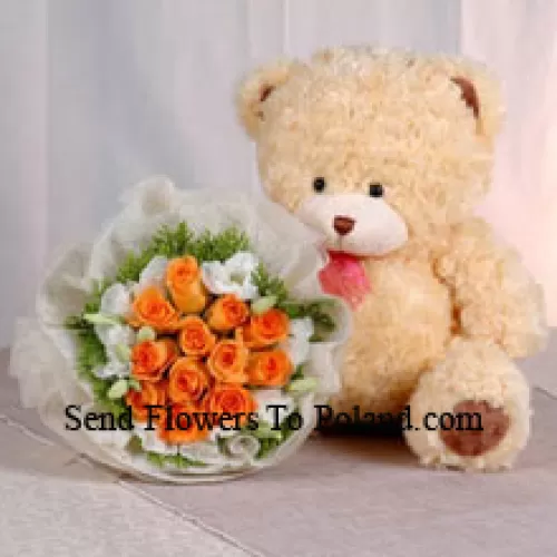 Um ramalhete de 11 rosas laranja e um urso de pelúcia fofo de tamanho médio
