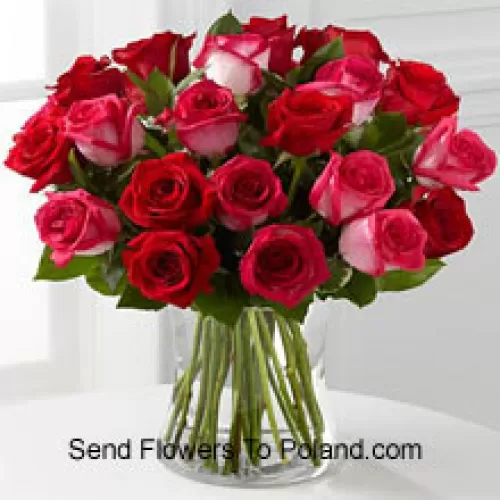 23 Розы (11 красных и 12 двухцветных розовых) с сезонными наполнителями в стеклянной вазе