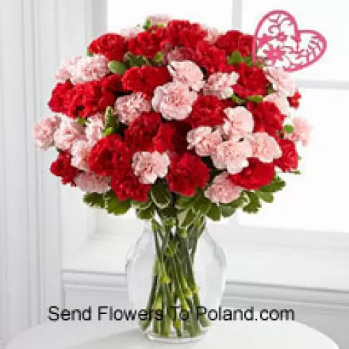 37朵康乃馨（19朵红色和18朵粉色），搭配时令花材和心形插牌，装在玻璃花瓶中