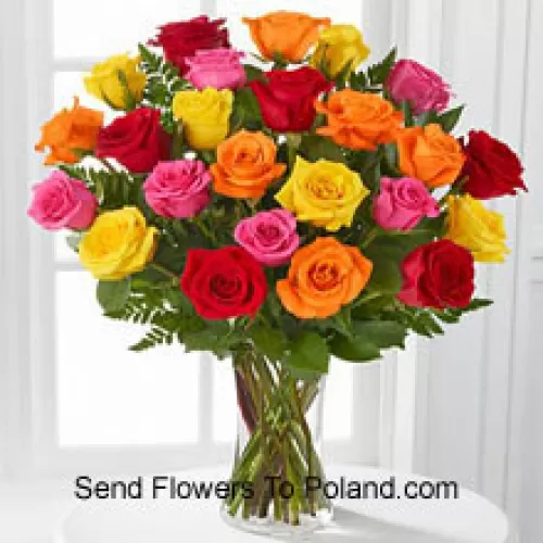 25 Sekoitettua väristä ruusua kausittaisilla täytteillä lasimaljakossa