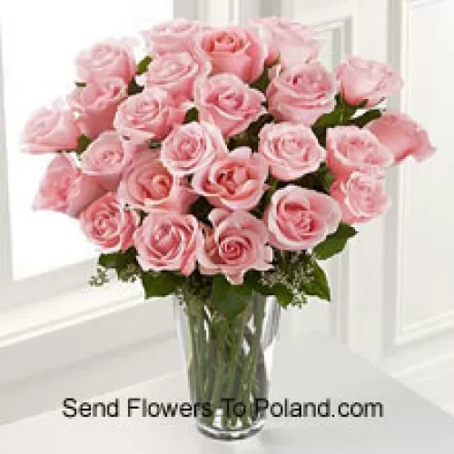 25朵粉色玫瑰与一些蕨类植物放在花瓶里