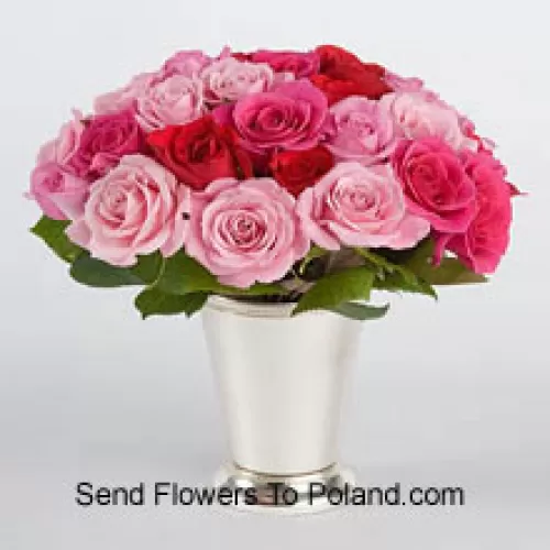 25 смешанных цветных роз с сезонными наполнителями в стеклянной вазе