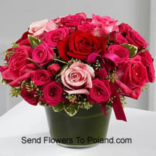 Een mooie mand met rode, donkerroze en lichtroze rozen. Deze mand heeft in totaal 24 rozen.